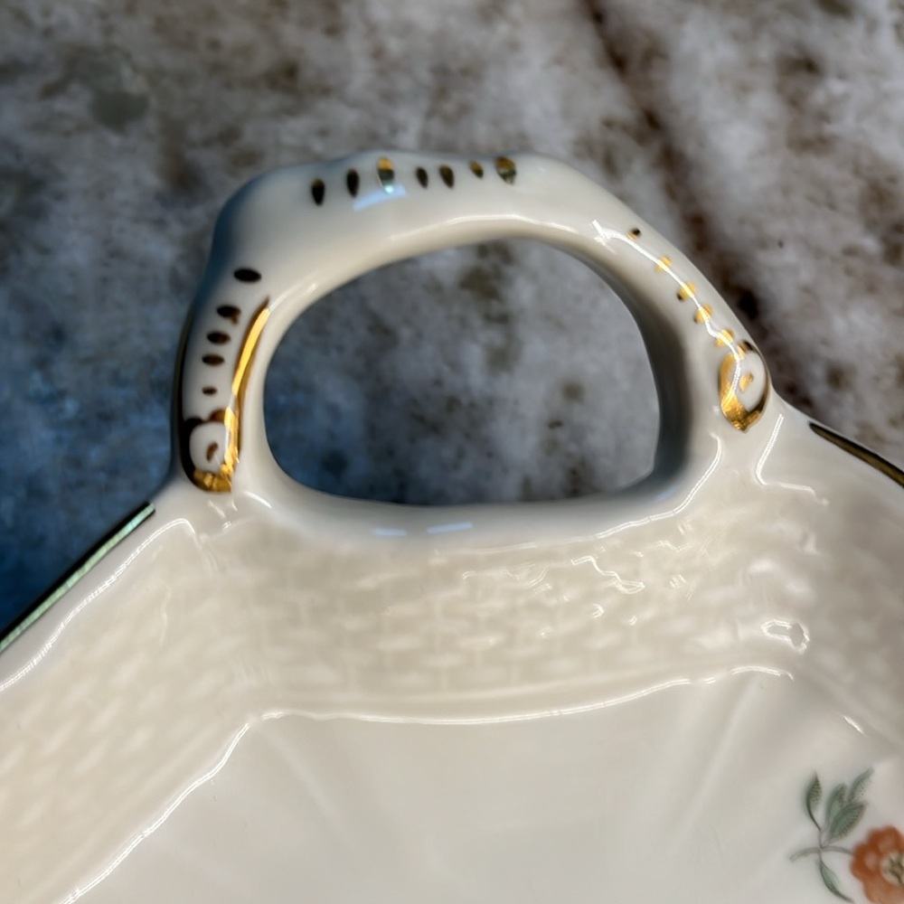 Royal Copenhagen Frijsenborg 910 leaf shaped dish - Picture 3 of 5